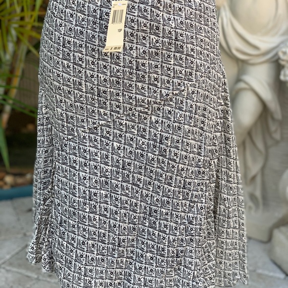 ‼️‼️ $10 ‼️‼️ CLEARANCE SALE Max studio skirt - Picture 3 of 5